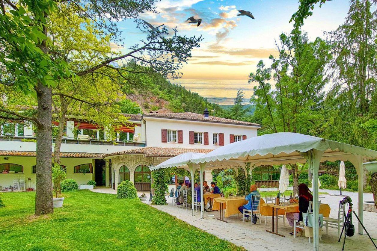 Hotel La Ginestra Acqualagna Zewnętrze zdjęcie